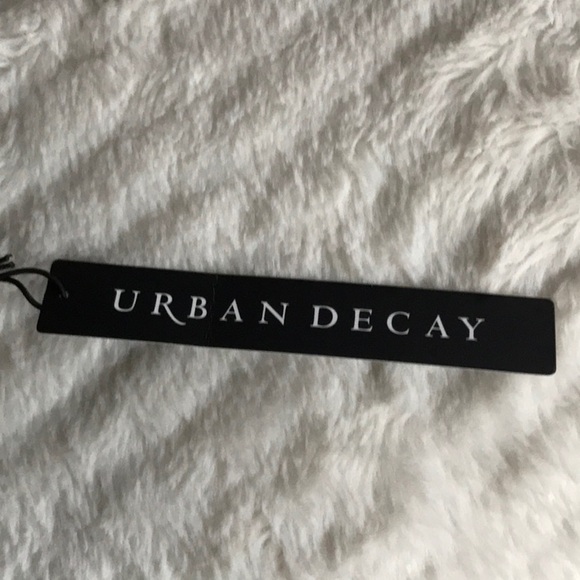 NIB Urban Decay The Dangerous Palette - Picture 7 of 11